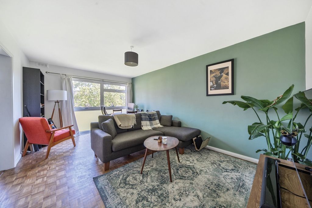 Property photo 2 of 12 Lounge