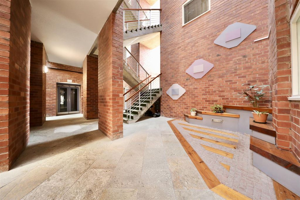 Property photo 3 of 12 Entrance Hall