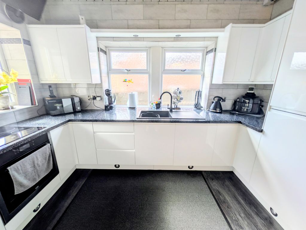 Property photo 3 of 31 1000023543
