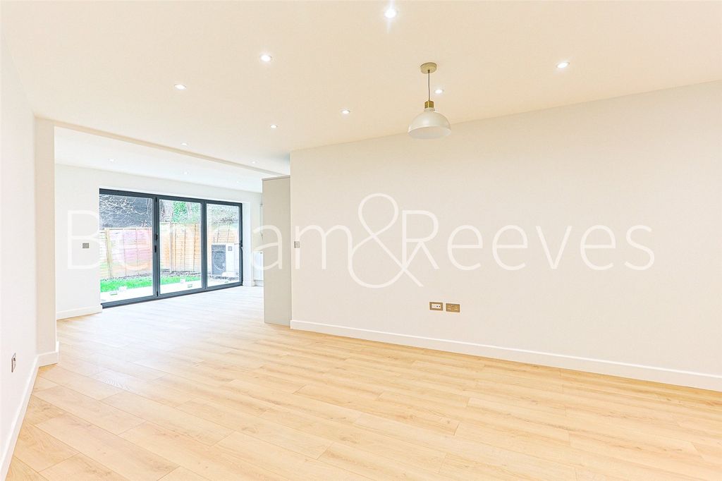 Property photo 2 of 19 Picture No. 23
