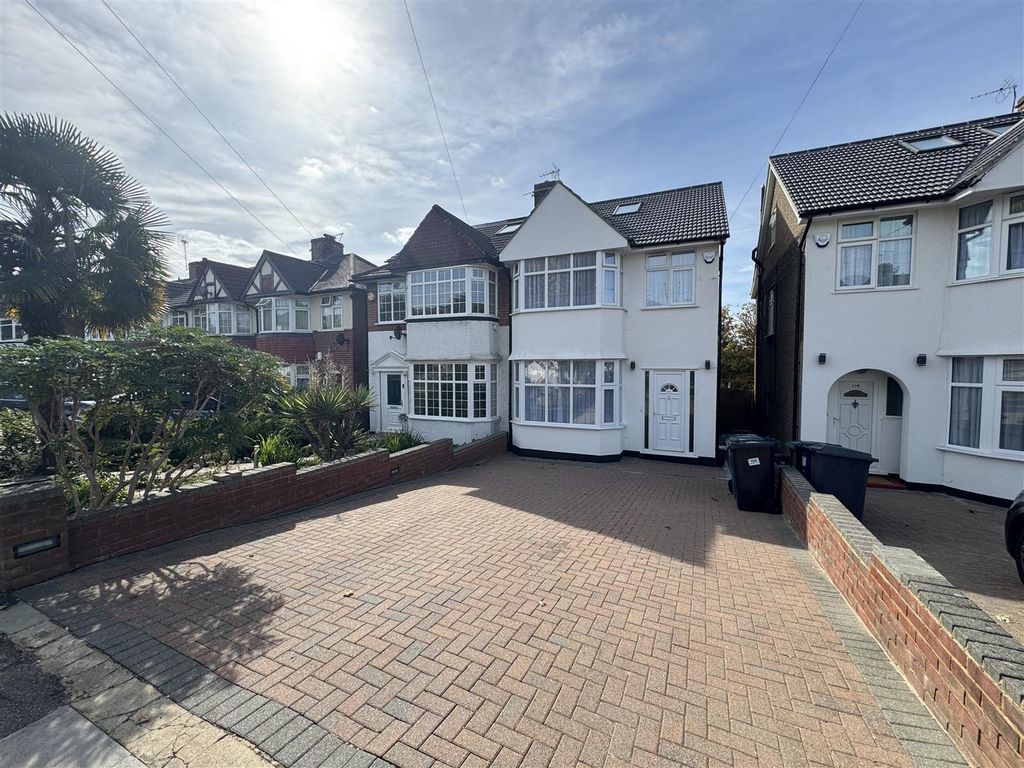 Property photo 1 of 18 Hampden Way N14