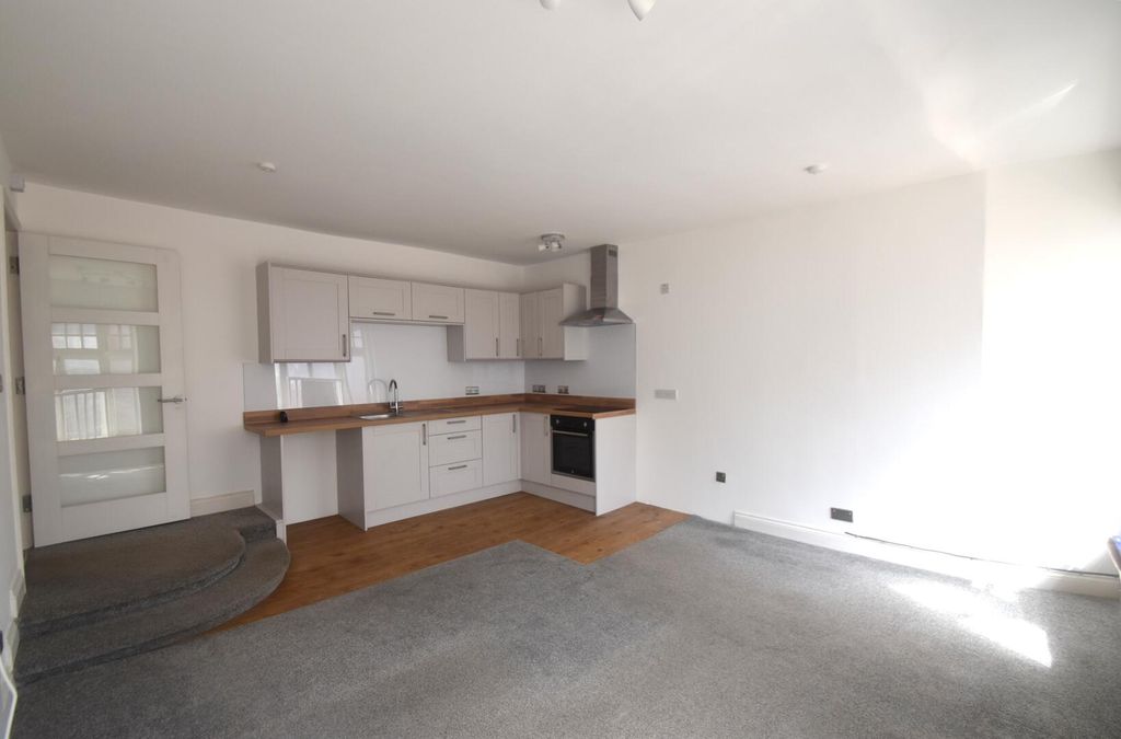 Property photo 3 of 9 Kitchen