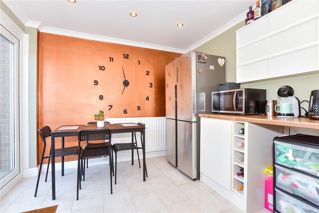 Property photo 3 of 11 Kitchen