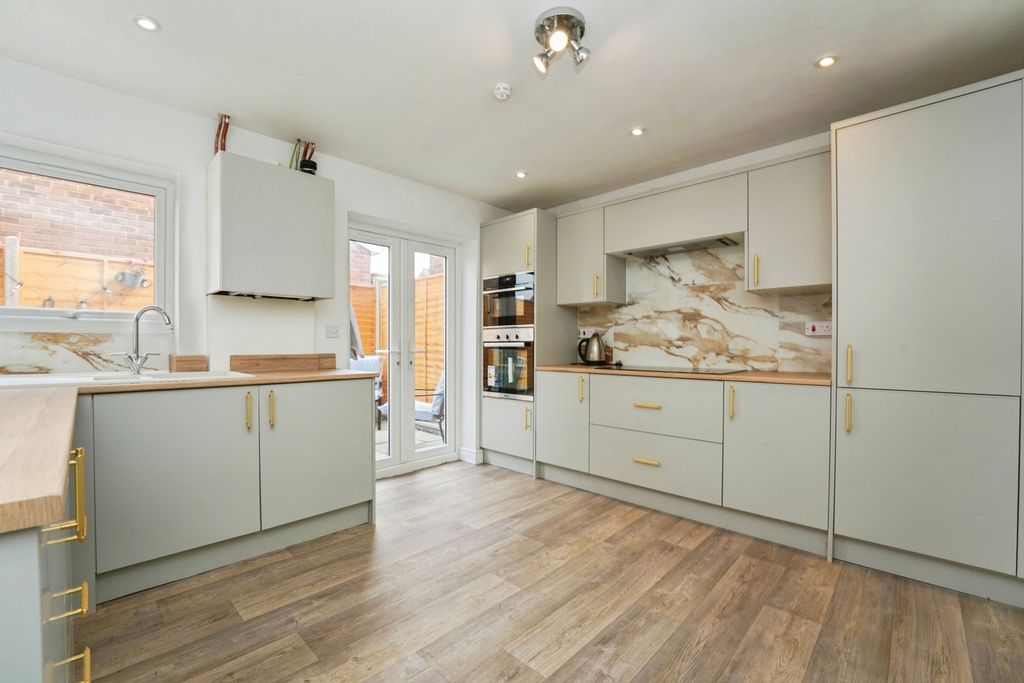 Property photo 2 of 17 Kitchen