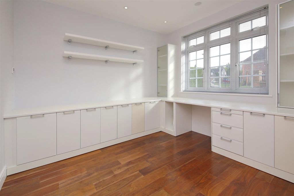 Property photo 3 of 27 9916.Jpg