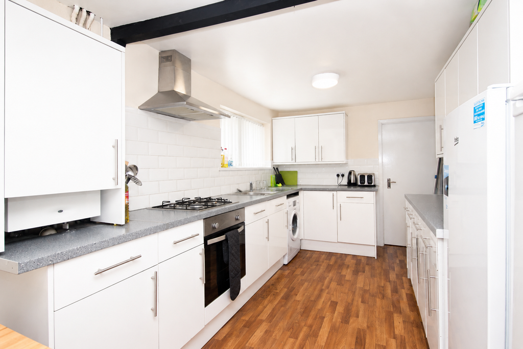 Property photo 3 of 7 Kitchen
