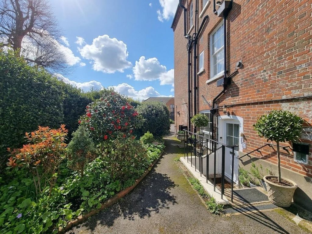 Property photo 2 of 8 Exterior