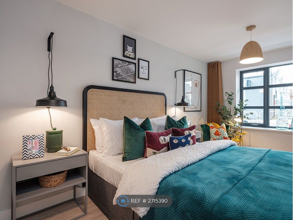 Property photo 1 of 17 Main Bedroom