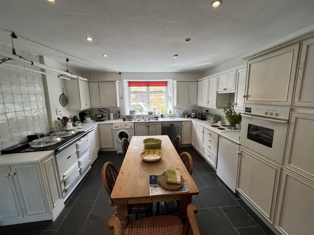 Property photo 3 of 13 Kitchen