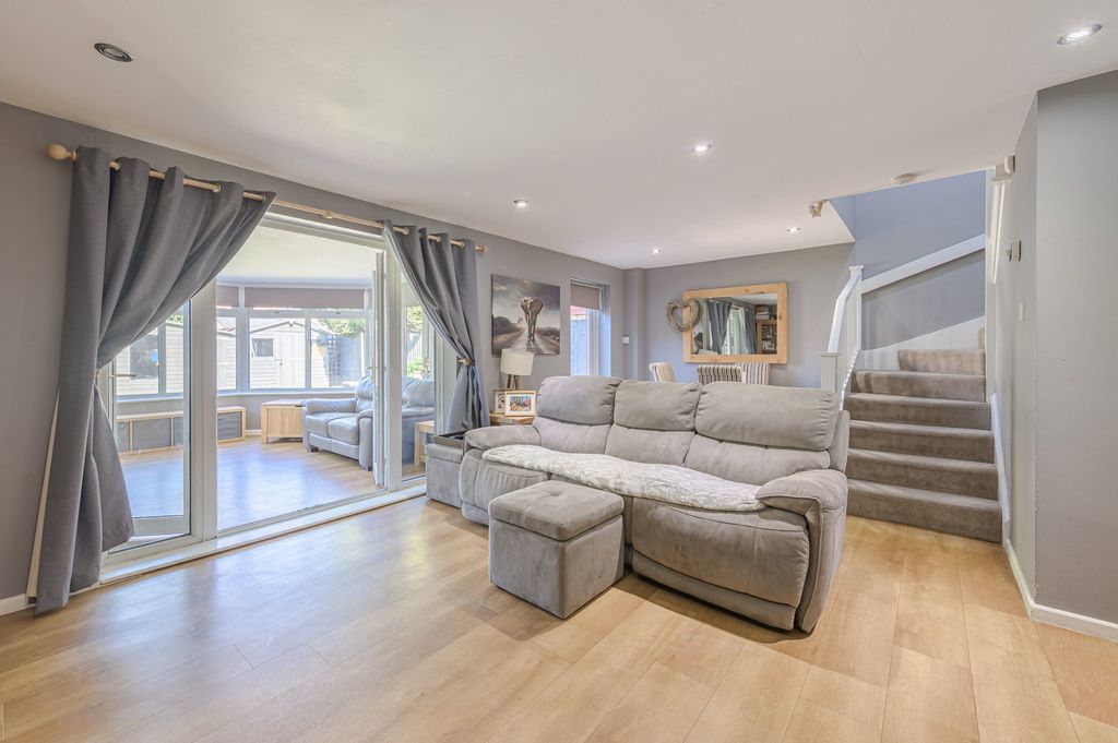 Property photo 3 of 27