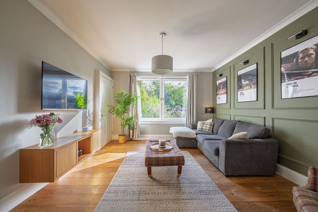 Property photo 2 of 19 Lounge