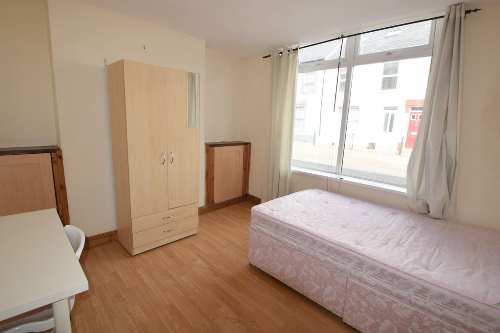 Property photo 3 of 13 Photo 4