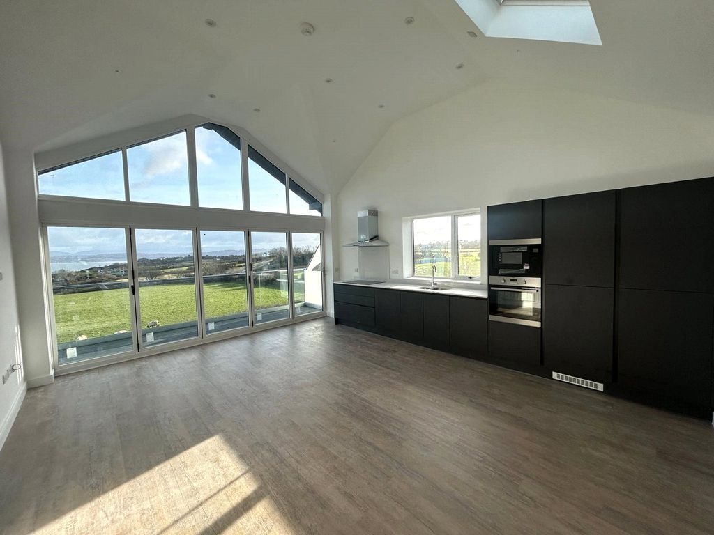 Property photo 3 of 23 Kitchen