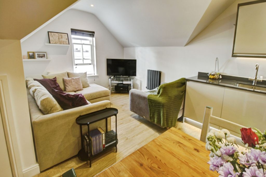 Property photo 3 of 12 C383d5c2-7Th8