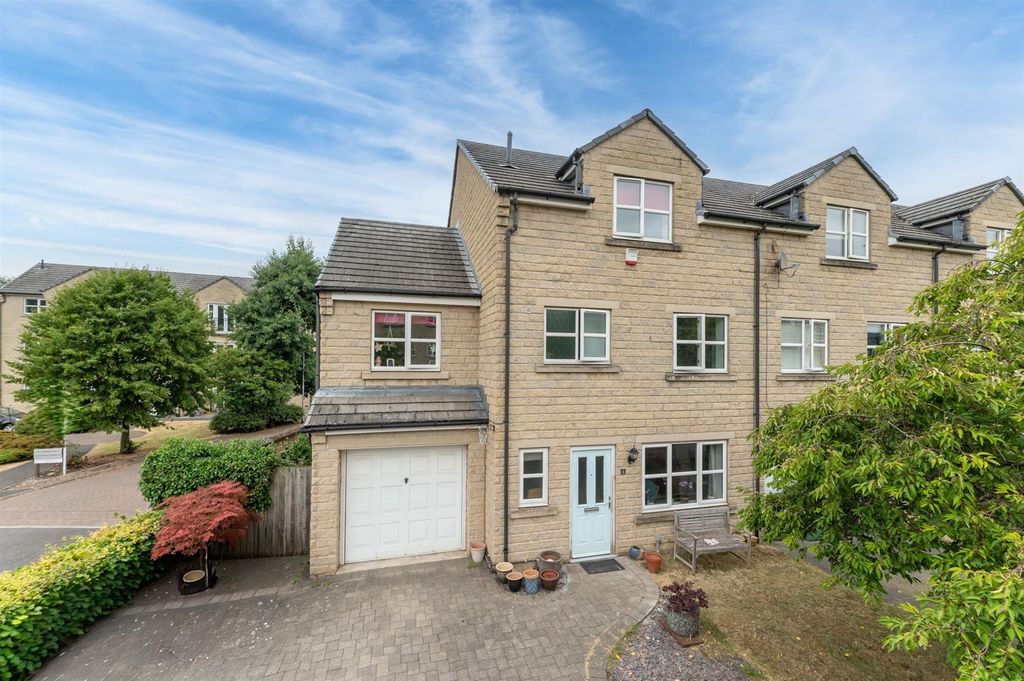 Property photo 1 of 32 Fowlers Croft