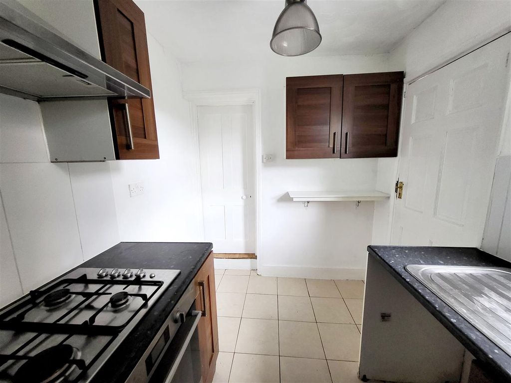 Property photo 3 of 11 Kitchen