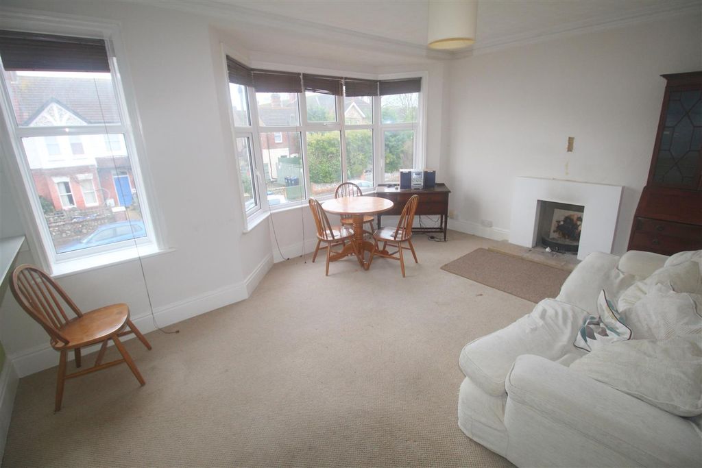 Property photo 2 of 6 3 Harrow Lounge.Jpg