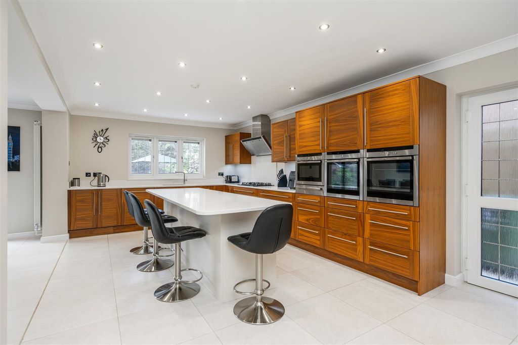 Property photo 3 of 28 16 Linton Avenue_20.Jpg