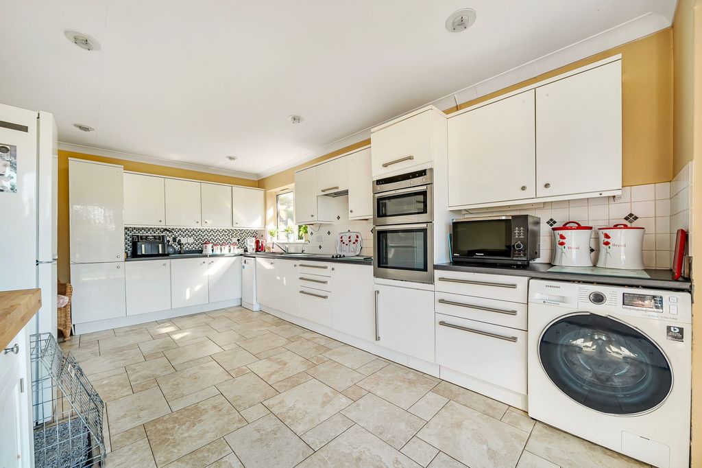 Property photo 2 of 11 Kitchen