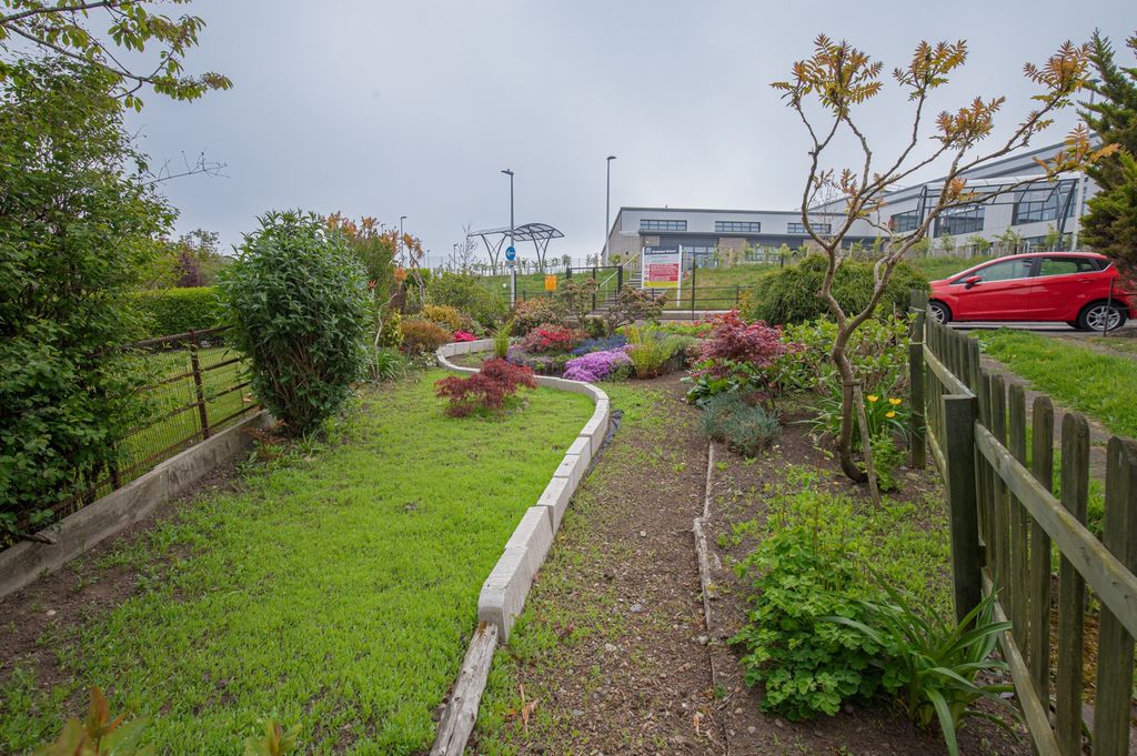 Property photo 2 of 12 Side Garden