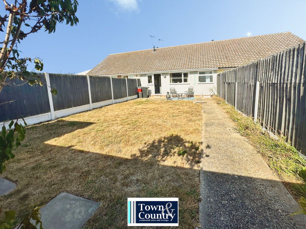 Property photo 3 of 20 Willow Close