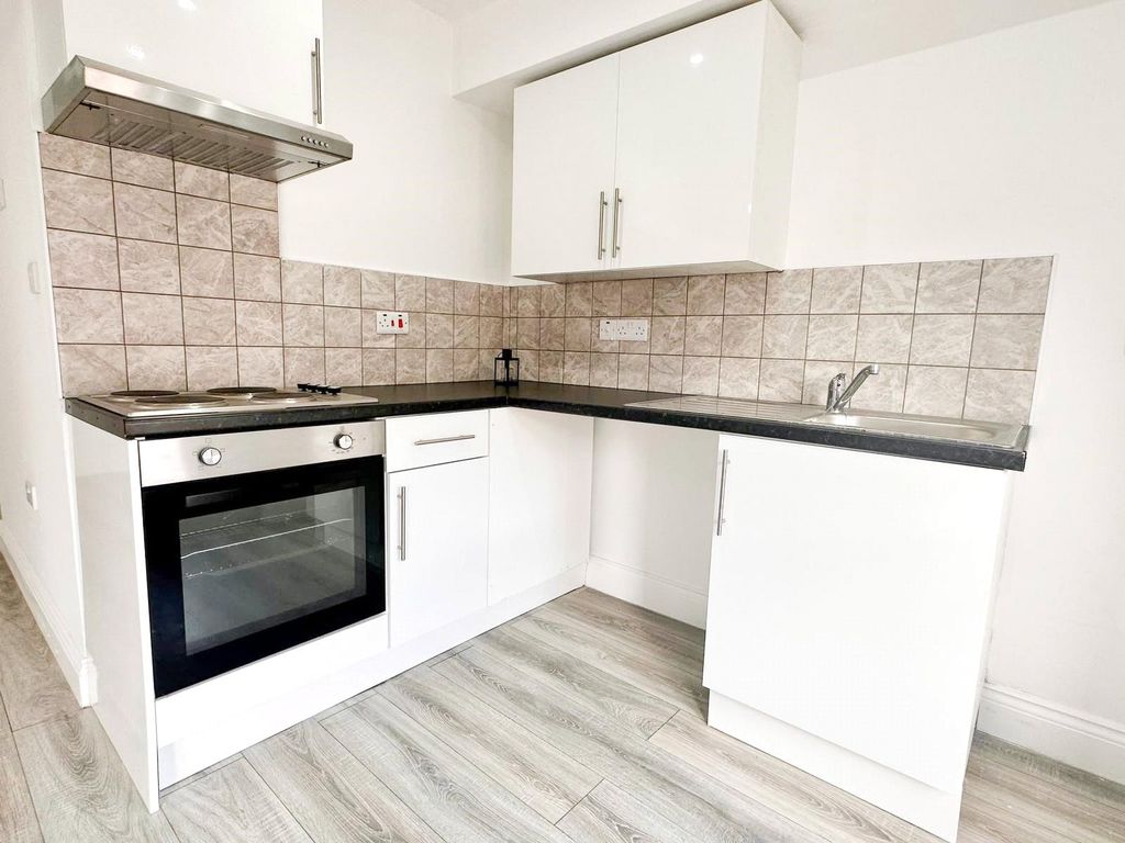 Property photo 3 of 6 Kitchen