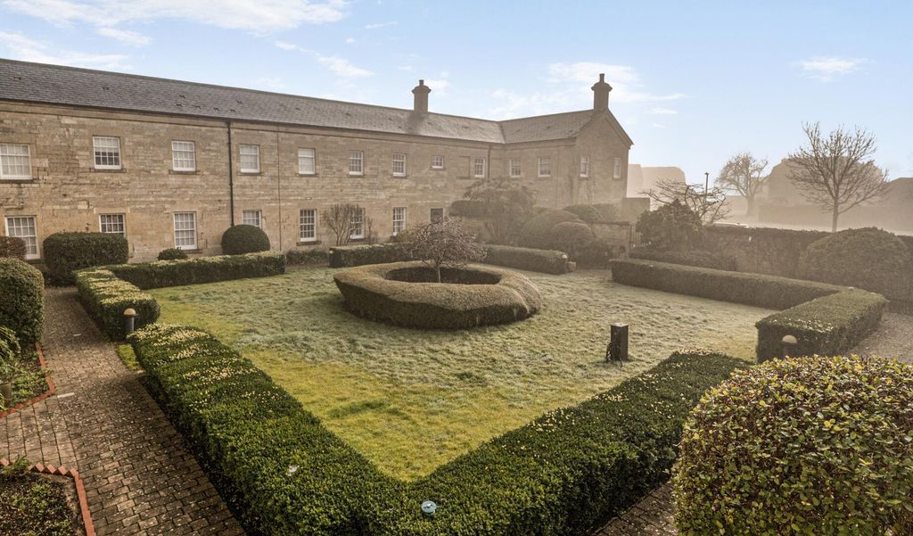 Property photo 1 of 18 Courtyard