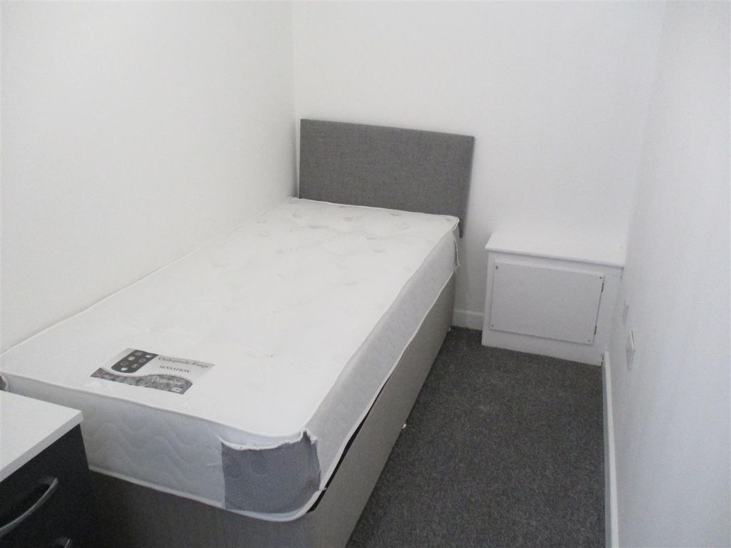 Property photo 3 of 8 Bedroom 2.Jpg