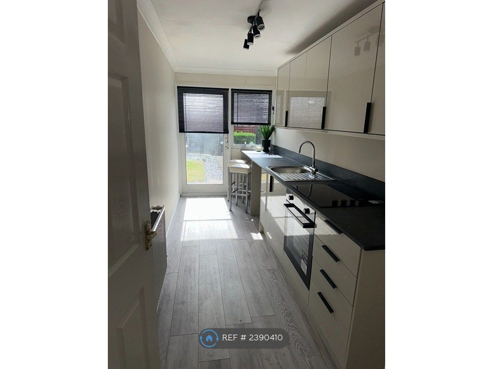 Property photo 3 of 8 Kitchen