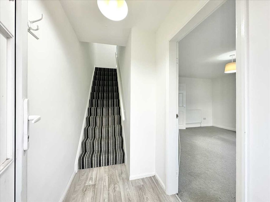 Property photo 2 of 27 Entrance Hallway