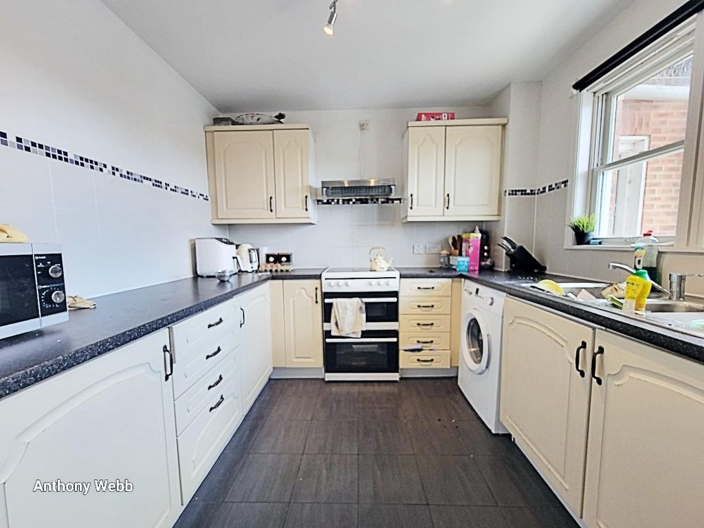 Property photo 2 of 7 Kitchen