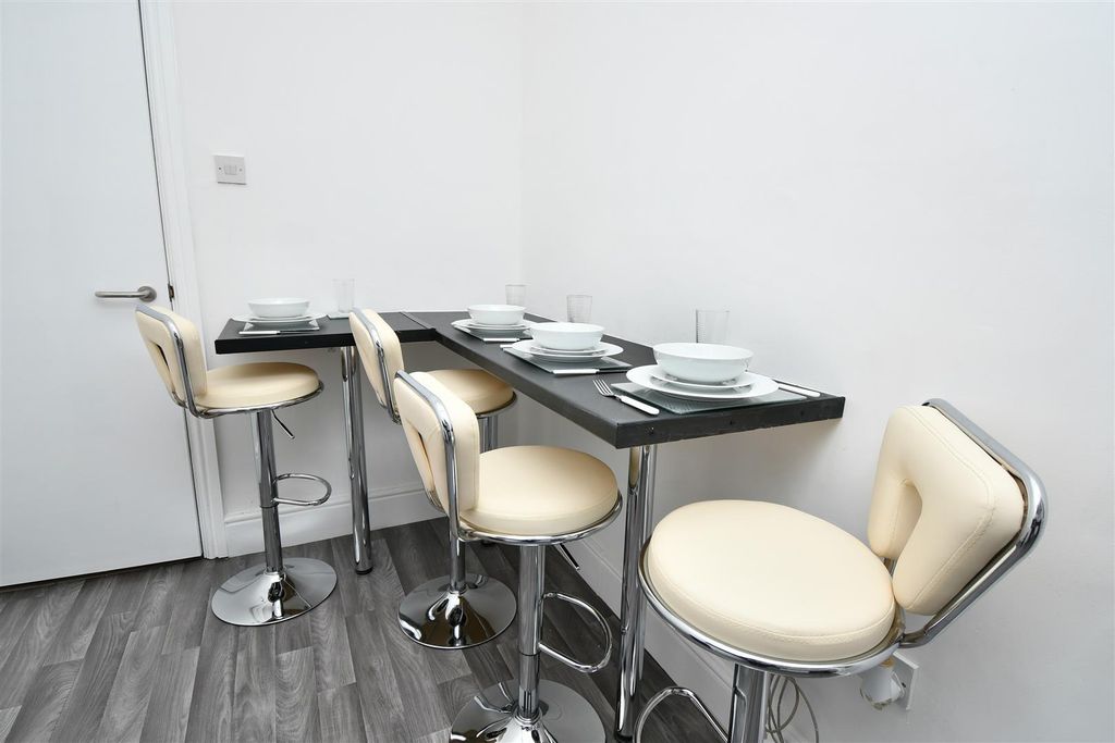 Property photo 3 of 8 Kitchen 3.Jpg