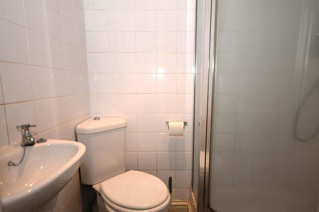 Property photo 2 of 5 Bathroom.Jpg