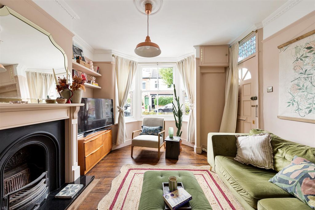 Property photo 2 of 22 Turner Road, E17