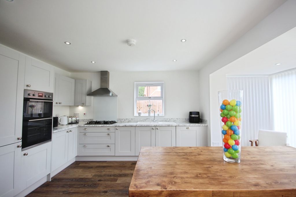 Property photo 3 of 18 Kitchen
