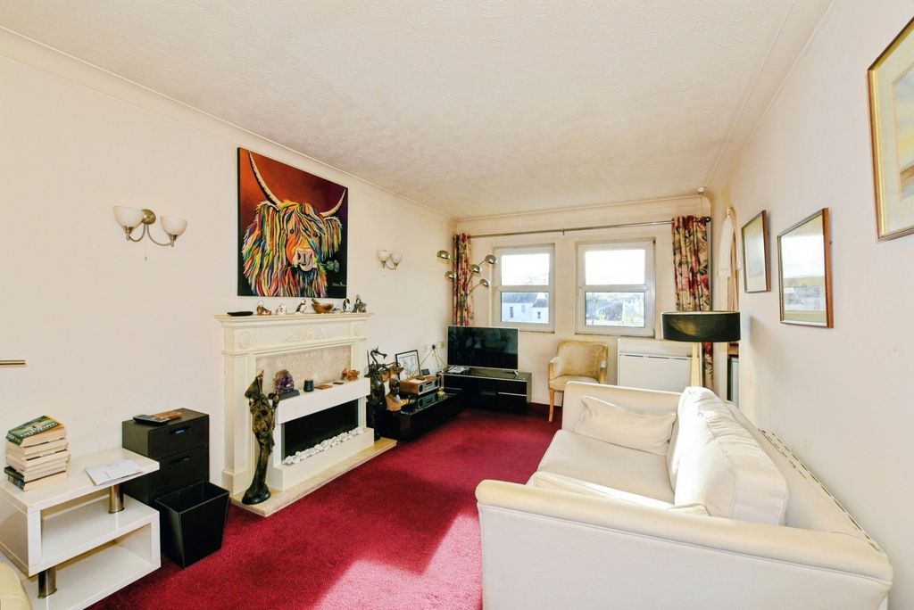 Property photo 3 of 13 Lounge