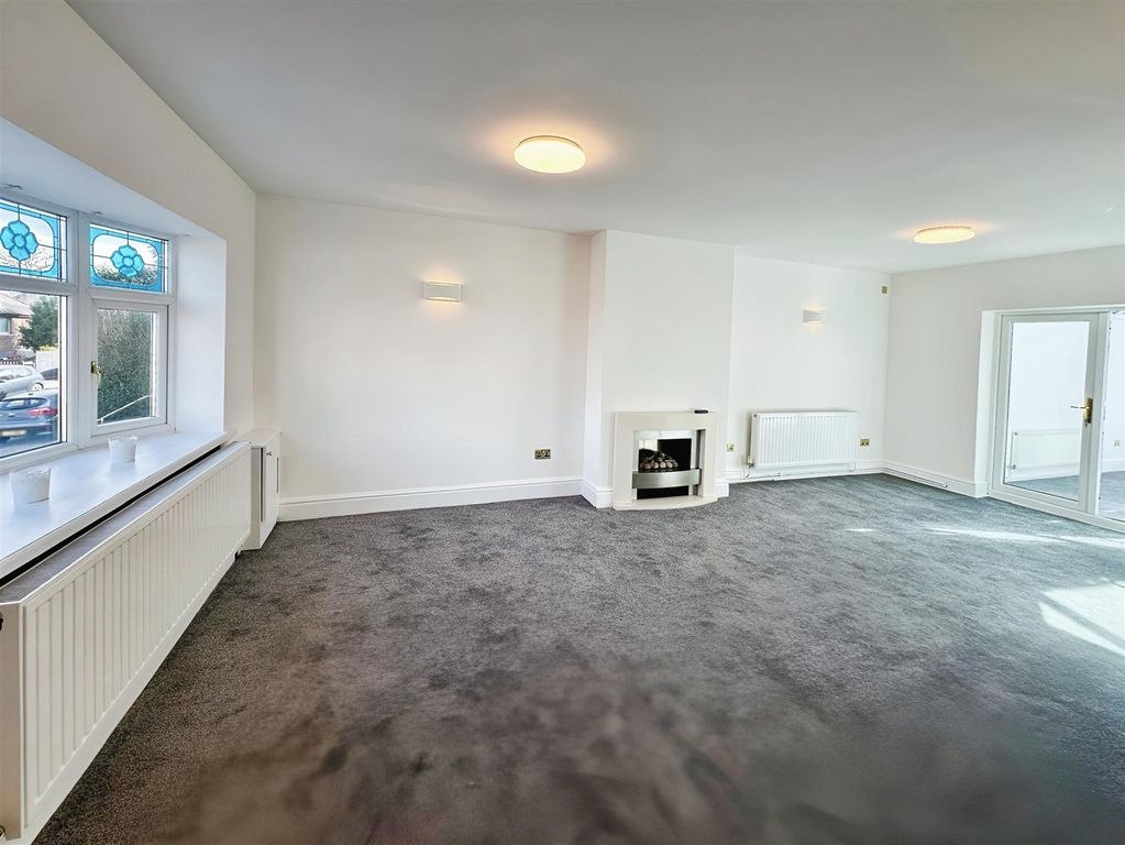 Property photo 3 of 33 Lounge