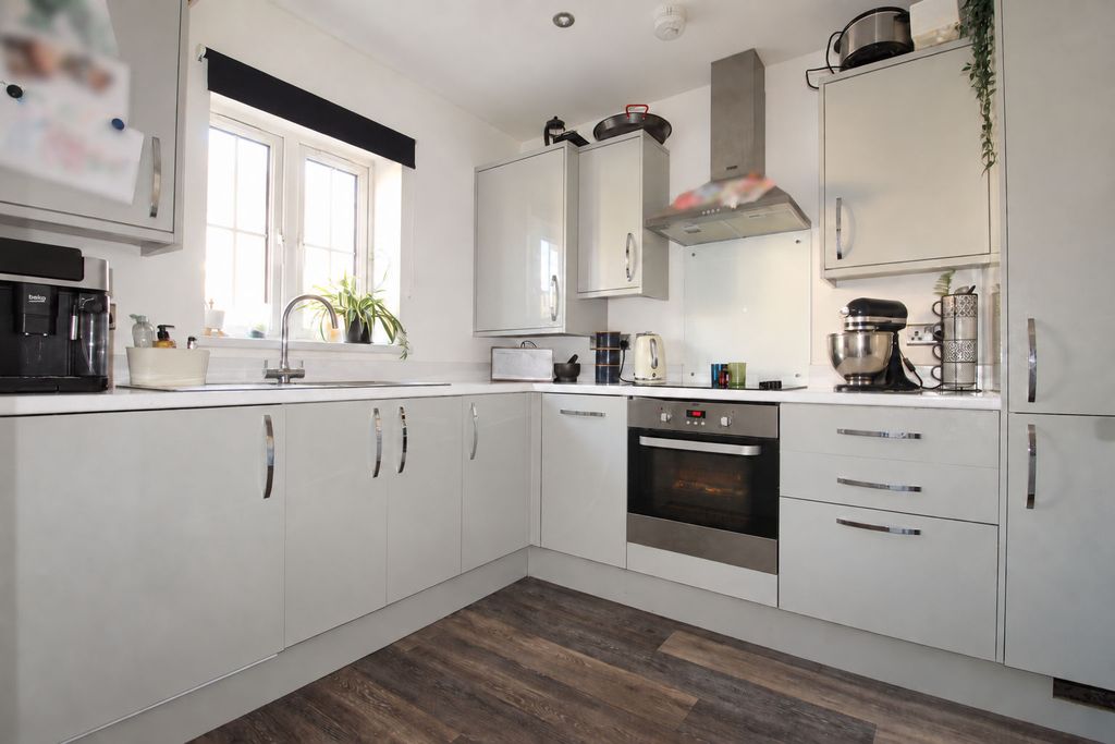 Property photo 3 of 17 Kitchen