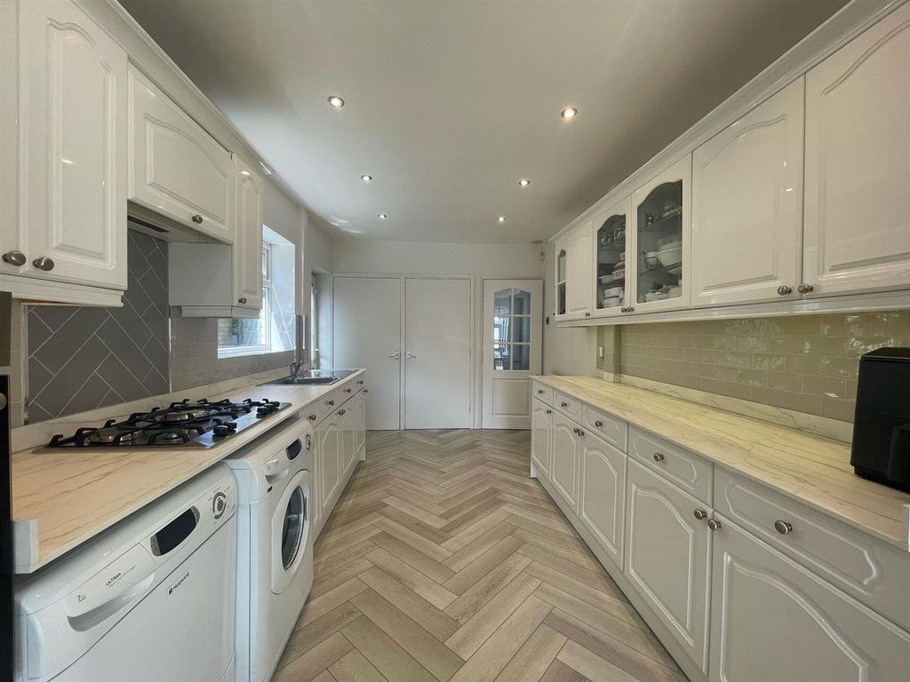 Property photo 1 of 17 Kitchen
