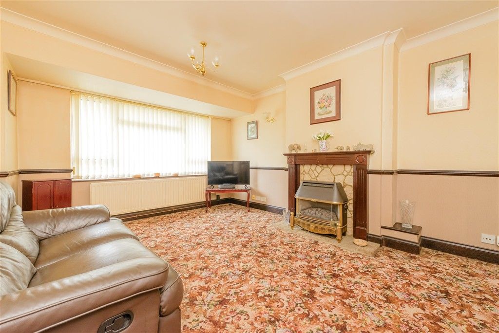 Property photo 3 of 11 Lounge