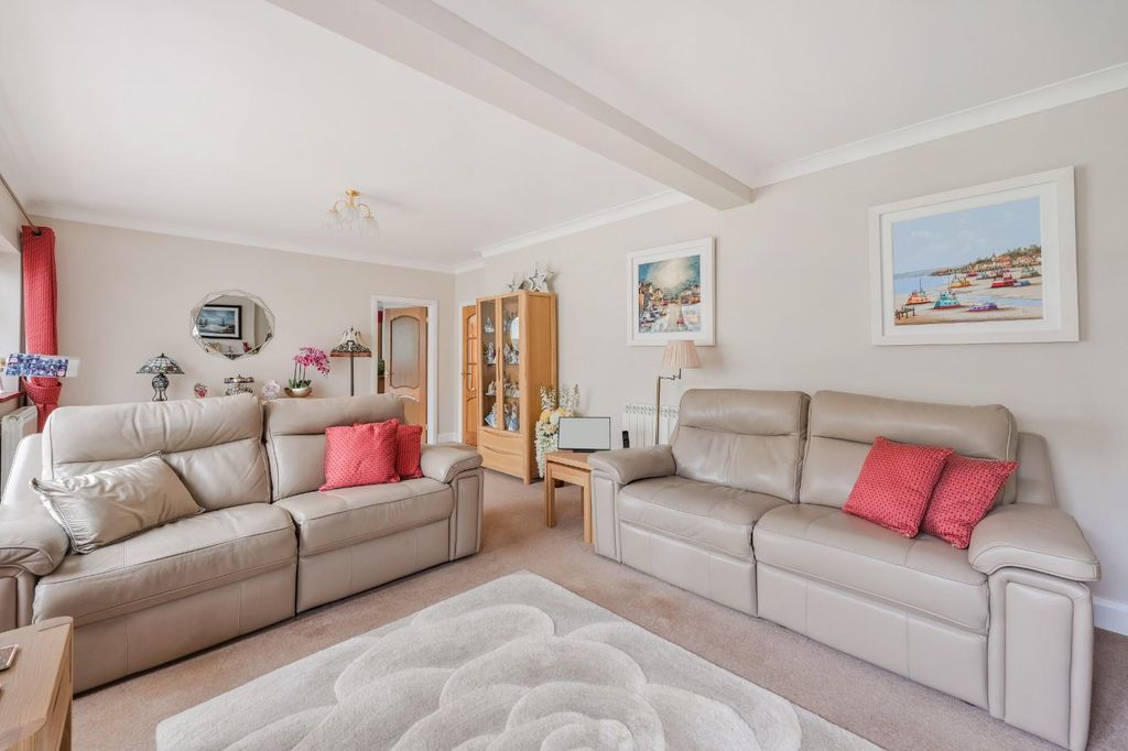 Property photo 3 of 15 Waterer Gardens (10).Jpg