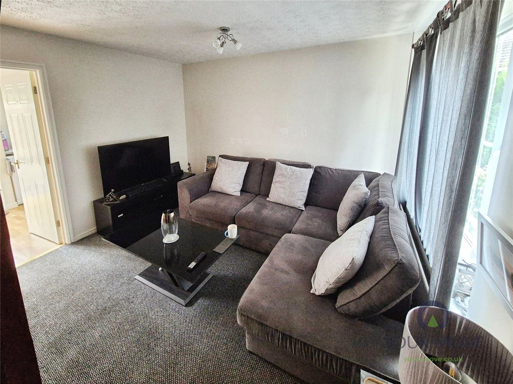 Property photo 3 of 11 Lounge