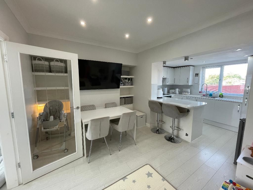 Property photo 2 of 17 Kitchen/ Dining Area