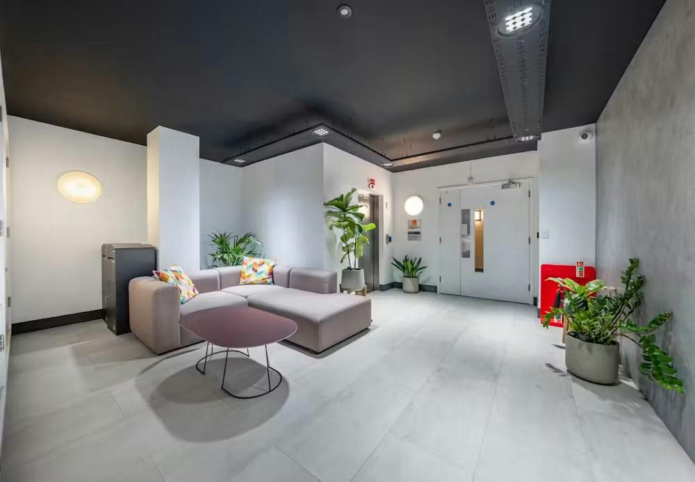 Property photo 3 of 17 10 Jamestown - Reception