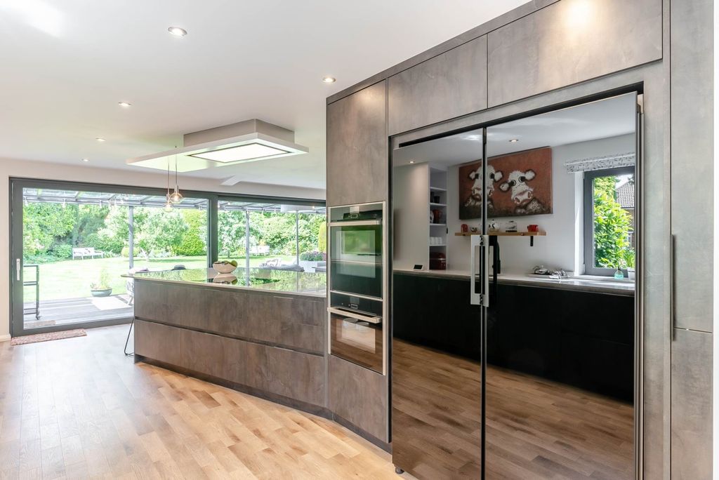 Property photo 2 of 34