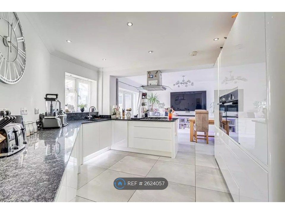 Property photo 2 of 10 Modern Island Kitchen