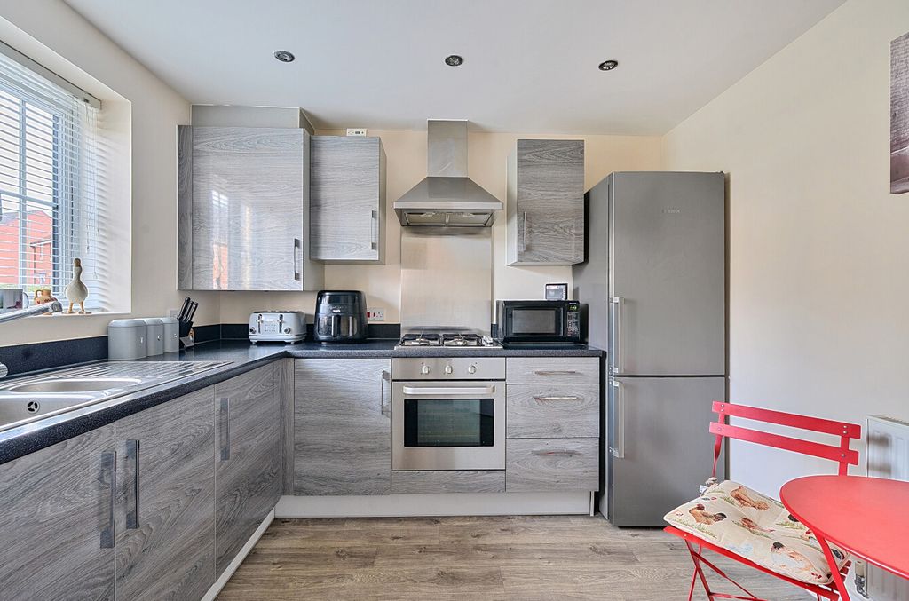 Property photo 2 of 11 1350669-18-68c00d...