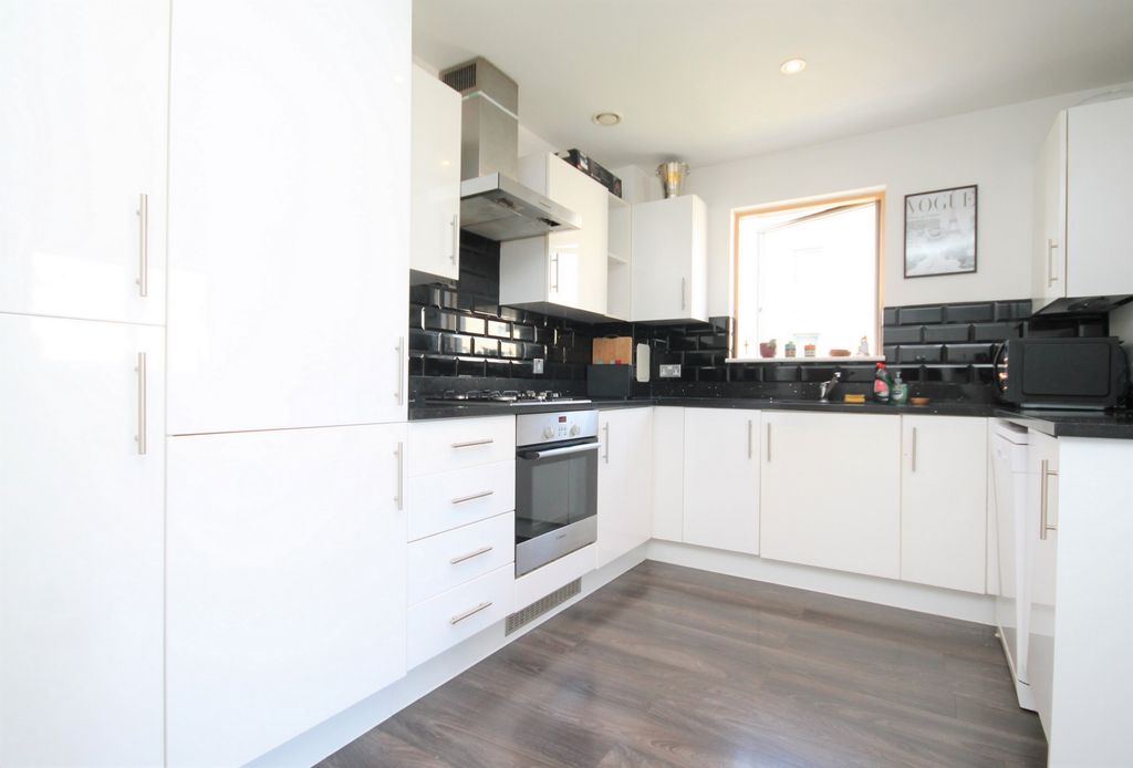 Property photo 3 of 11 Kitchen