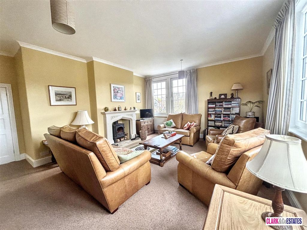 Property photo 2 of 18 Lounge