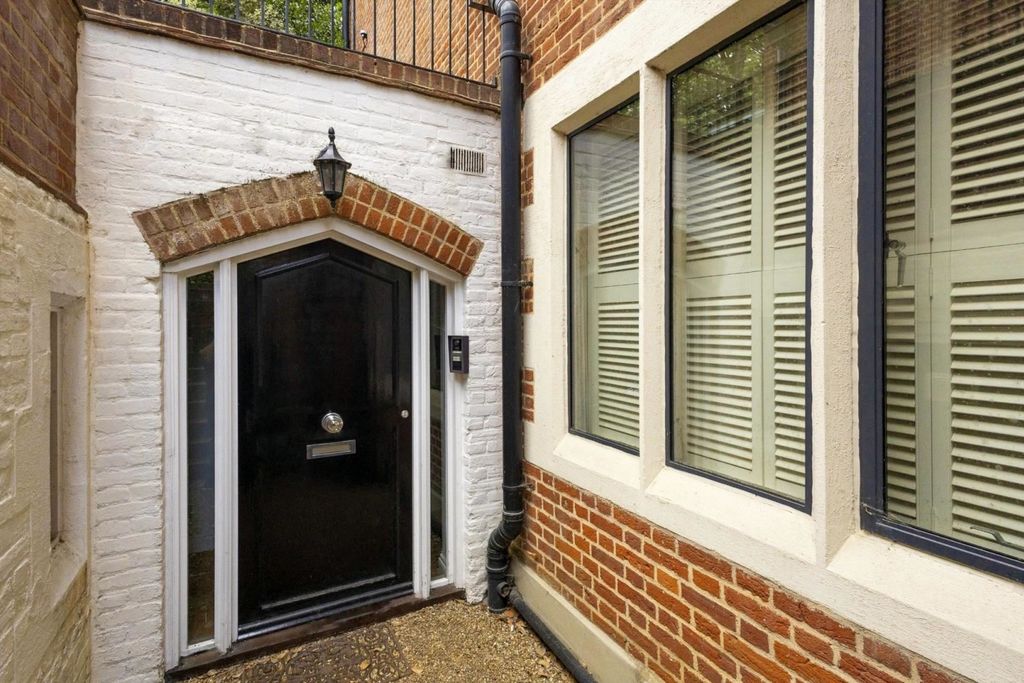 Property photo 2 of 8 73 Ndr New Entrance Door